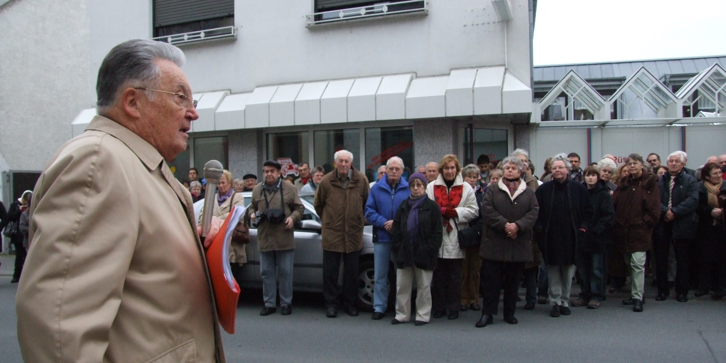 Prof. Dr. Benno König mitten in seinem Wirken. Er referierte 2008 anlässlich des 70.ten Jahrestages des Judenpogroms vor Ort. Bild: Ingo Schlösser
